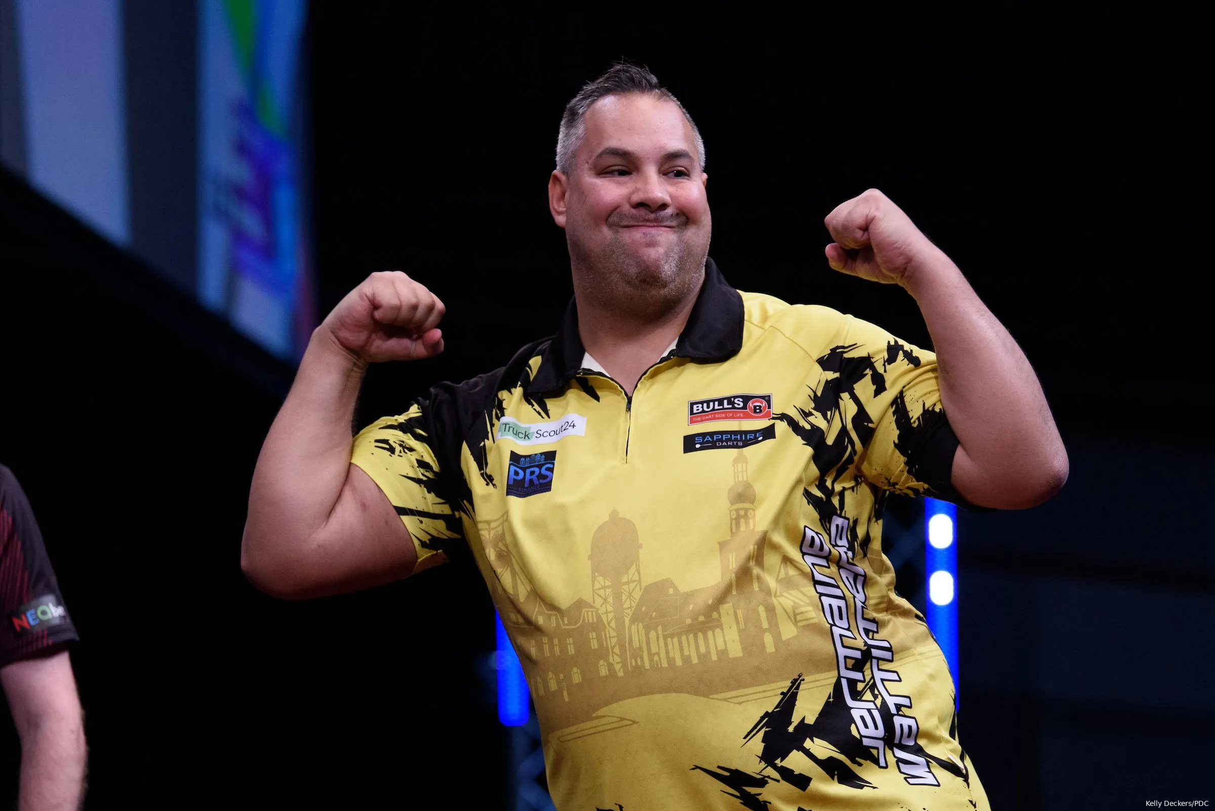 Jermaine Wattimena setzt sich gegen James Wade durch und steht im